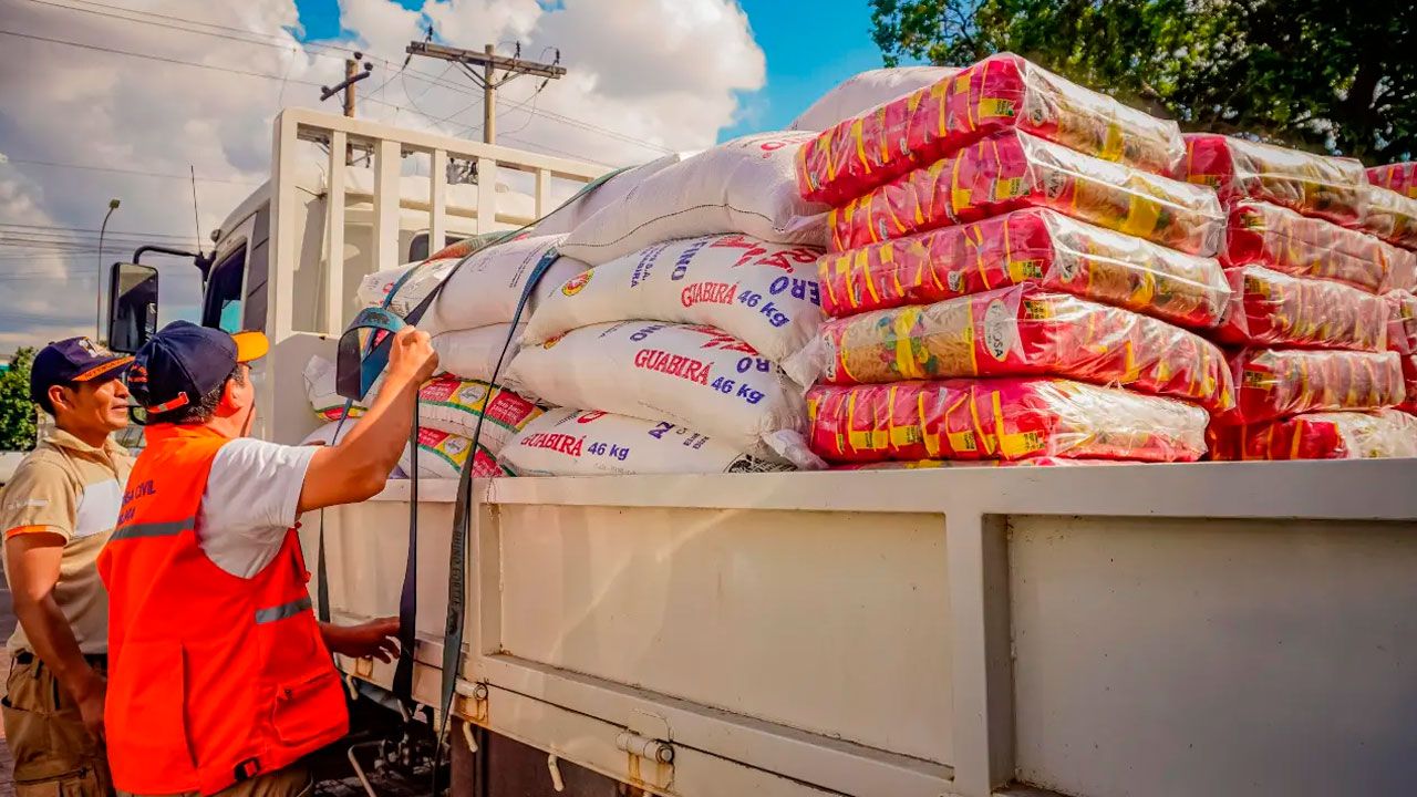 Gobernación de Santa Cruz envía segundo lote de ayuda humanitaria a familias de La Paz