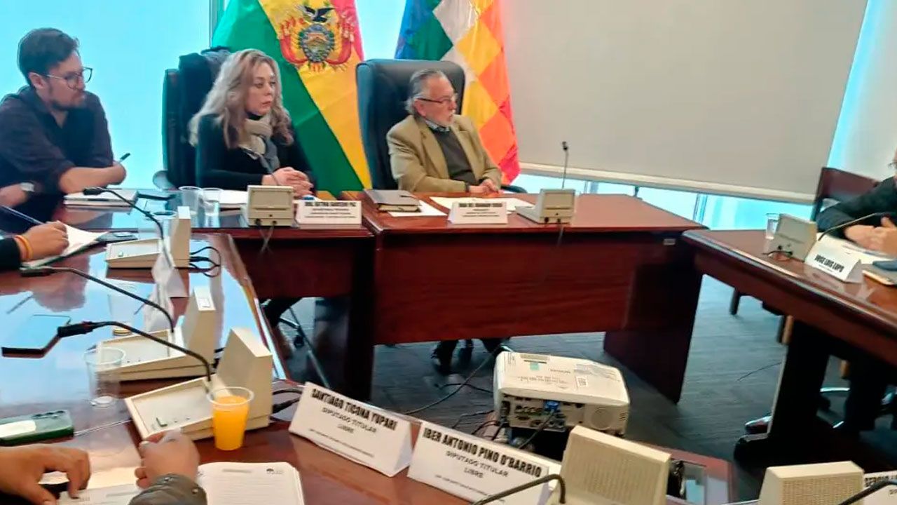 Comisión de Constitución convoca a Lupo para buscar salidas al conflicto