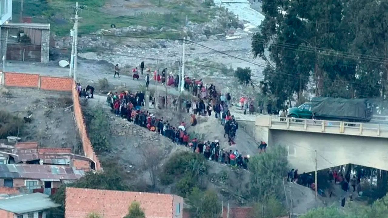 Policías y militares desbloquean el puente Lipari en La Paz