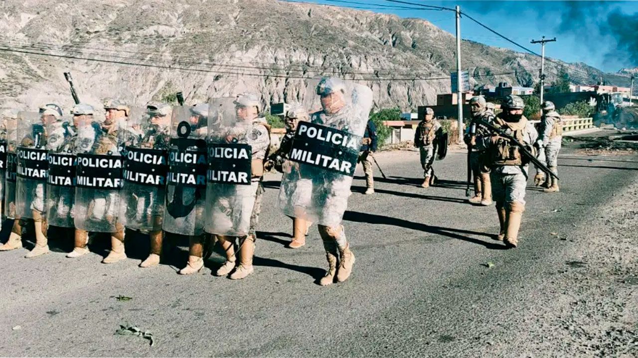 Policías y militares resguardan ruta a Mecapaca tras desbloqueo 