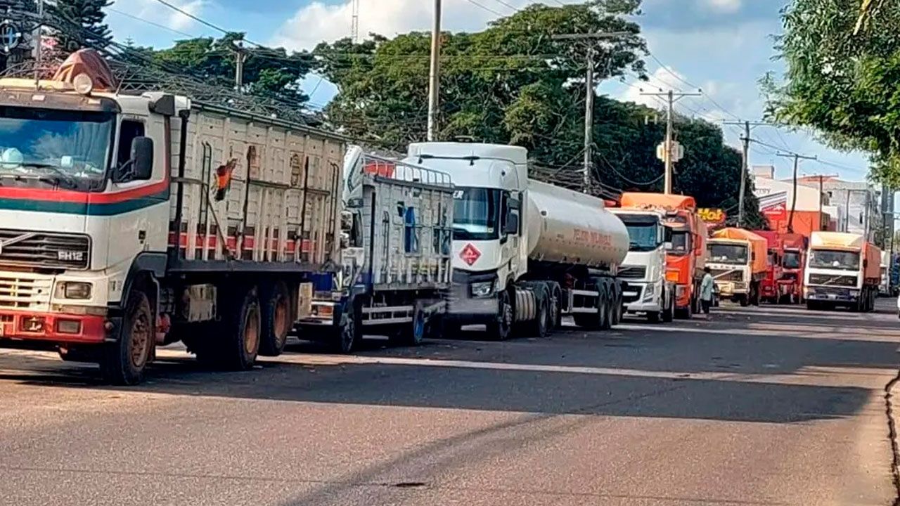 Filas de camiones por diésel persisten en surtidores de Santa Cruz