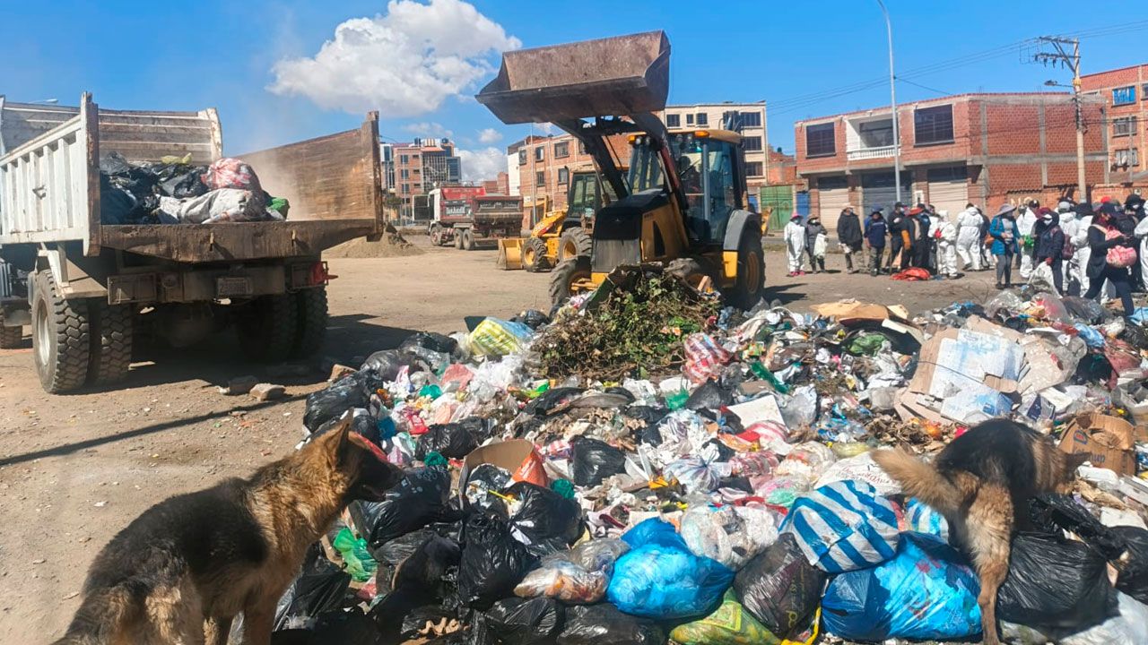 Bloqueos obligan a El Alto a activar depósito temporal de basura 