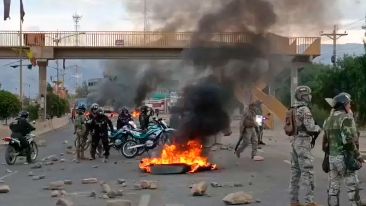 Policía interviene intento de bloqueo en el puente Khora de Cochabamba