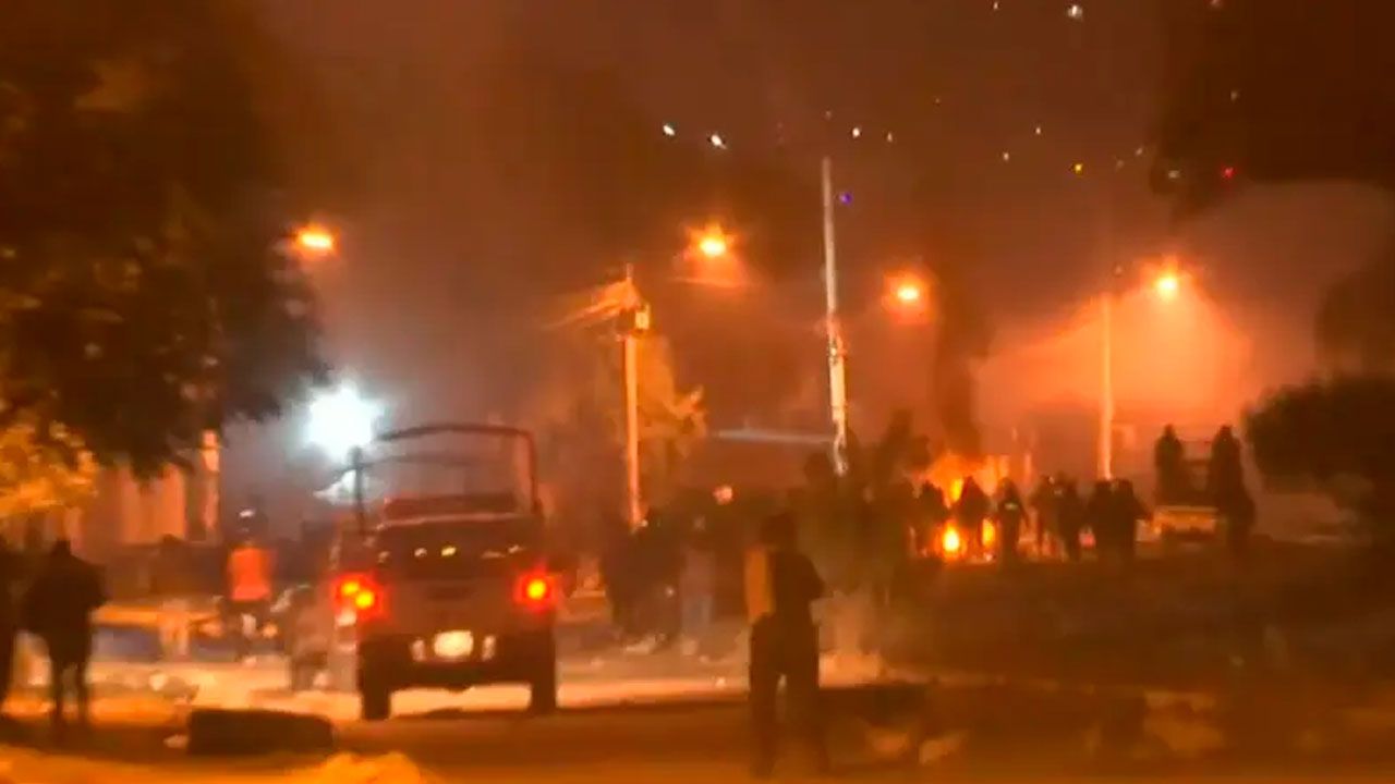 Policía y militares despejan intento de bloqueo en Vinto y aprehenden a 14 personas
