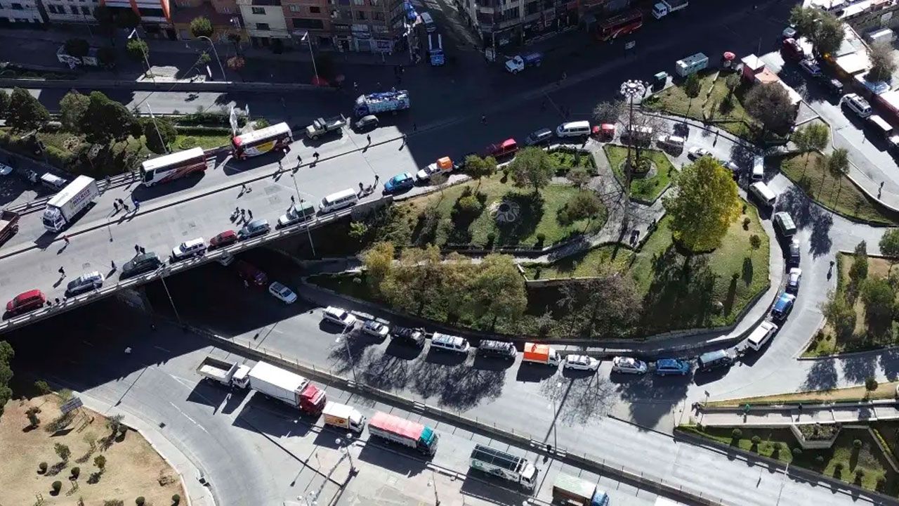 Gobierno y transportistas de La Paz declaran cuarto intermedio en diálogo por combustibles