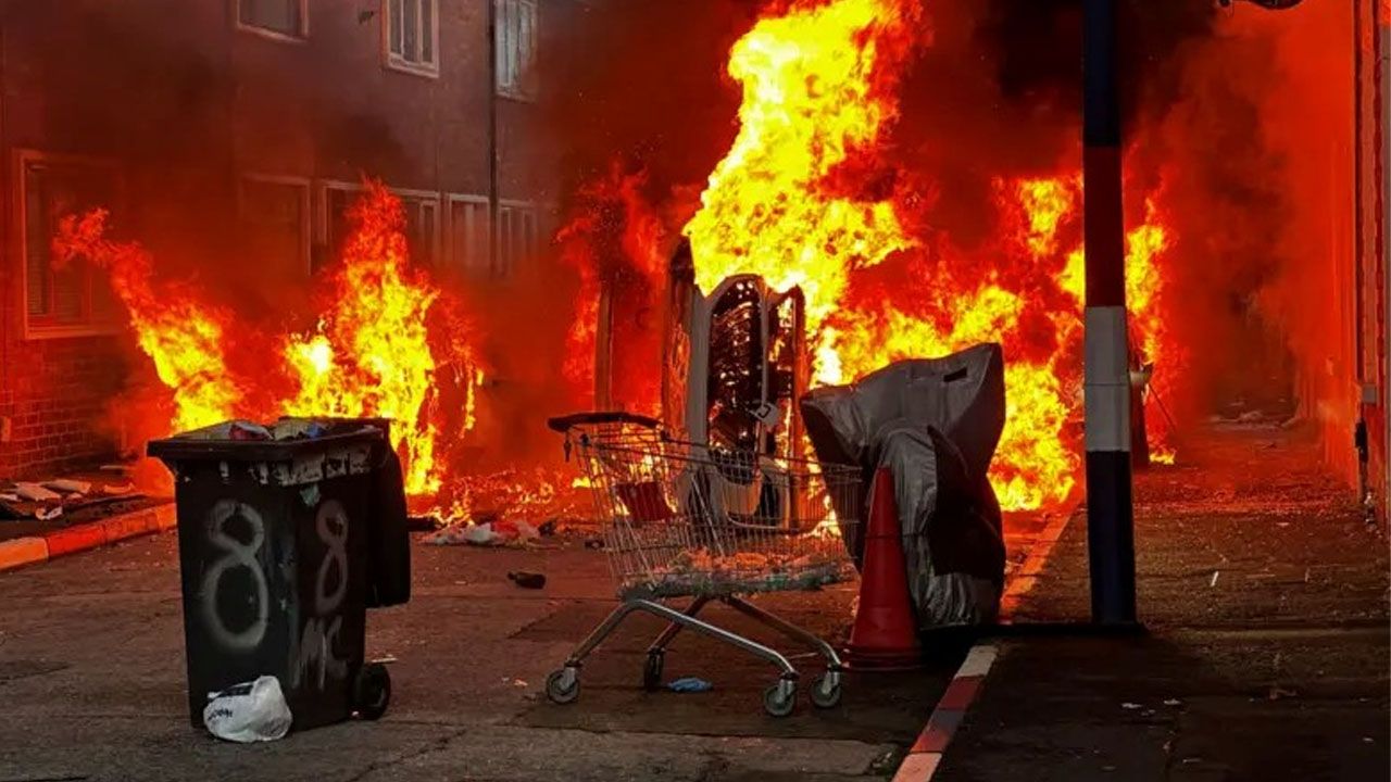 ATAQUE CON CUCHILLO DESATA VIOLENTAS PROTESTAS Y DISTURBIOS EN BELFAST