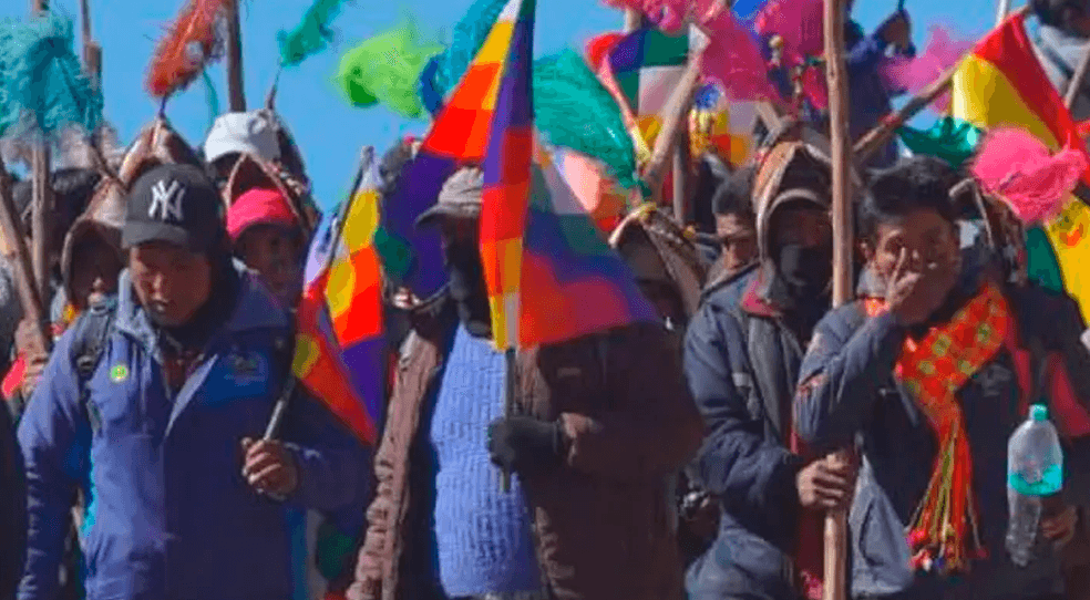 Marcha en La Paz reúne a movilizados con palos, banderas y el rostro cubierto