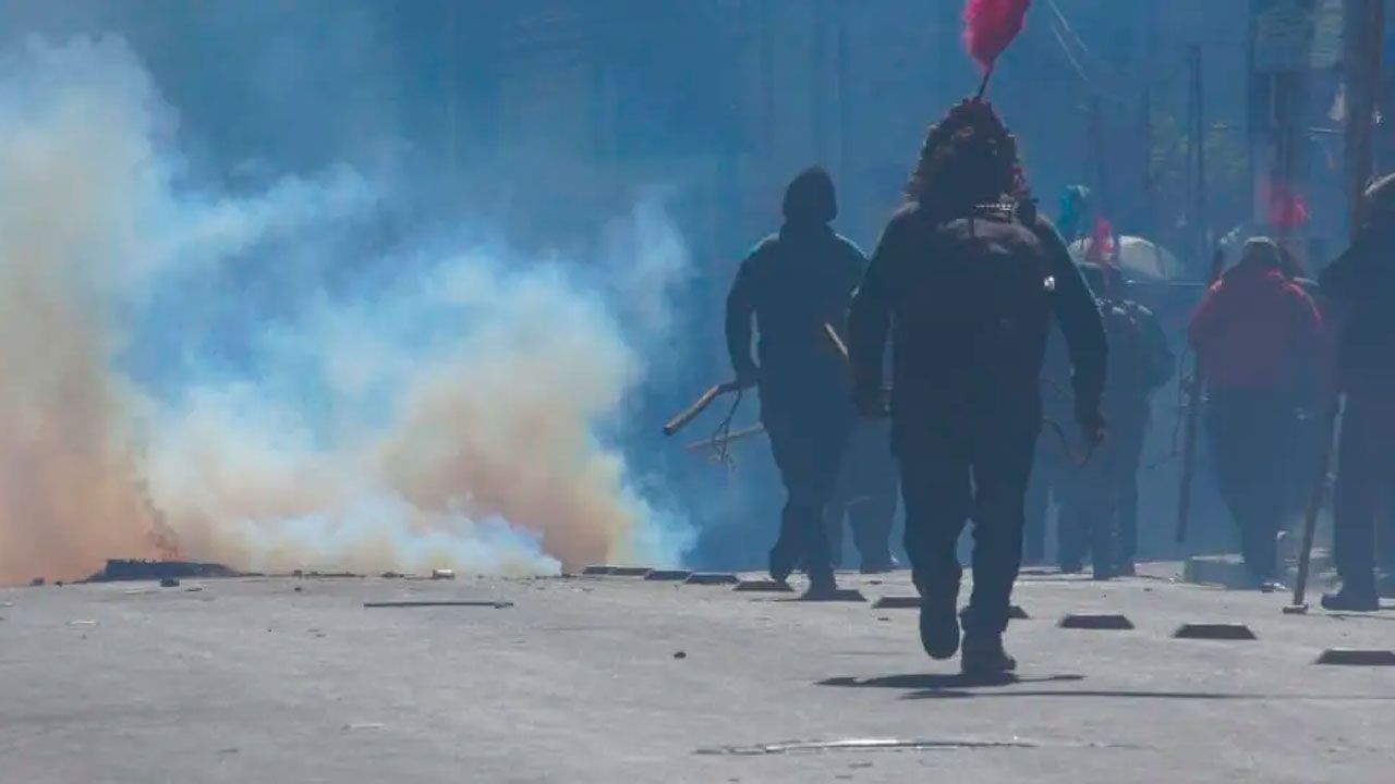 Campesinos son dispersados con gases lacrimógenos durante marcha en la paz