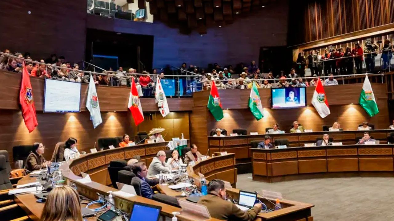 Senado rechaza comisión para  observar diálogos