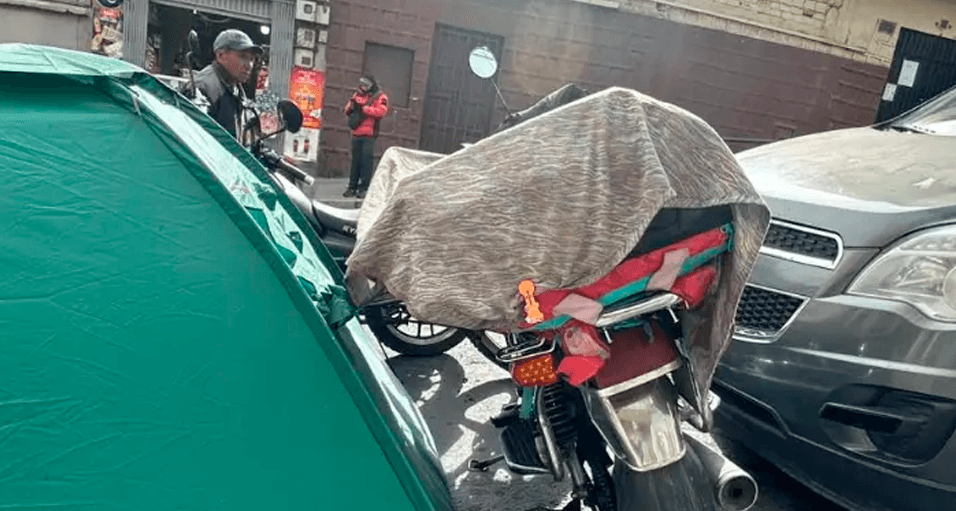 YPFB despacha combustible a La Paz y El Alto, pero persisten largas filas en surtidores