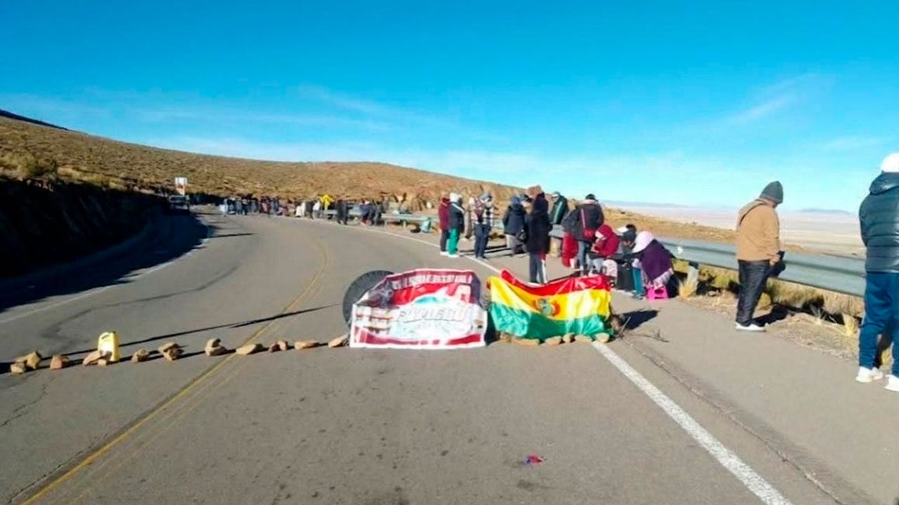 Bloqueos provocan pérdidas de Bs 58 millones y afectan el mantenimiento de carreteras