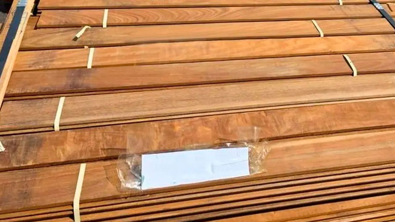 Toman muestras a cargamento de madera en viru viru que se presume contiene sustancias controladas