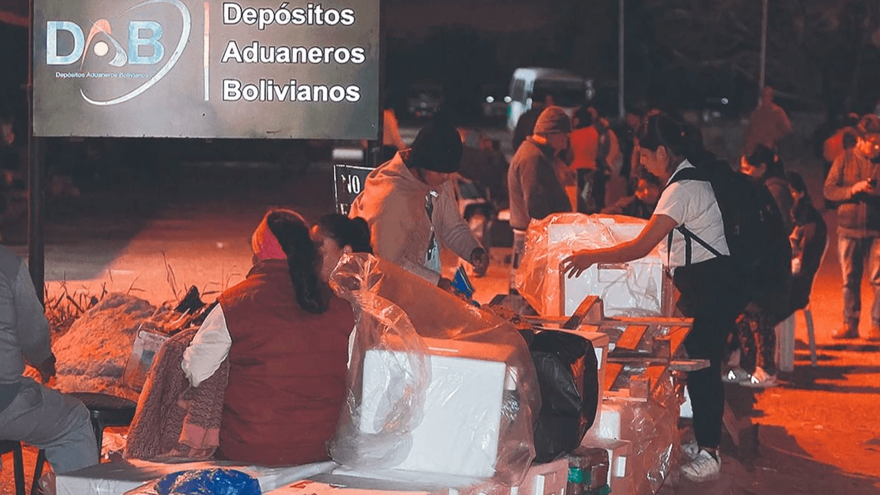 Familias hacen hasta ocho días de fila y transportan alimentos en lugar de maletas por escasez en La Paz