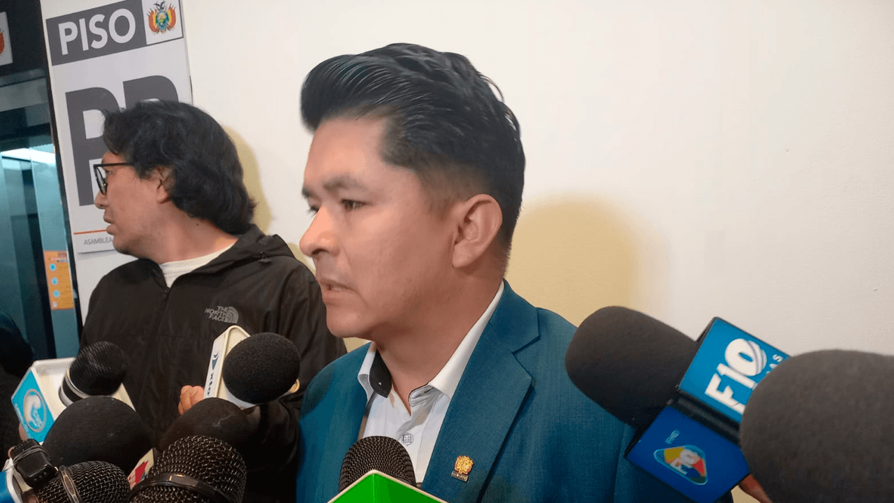 Senador del PDC pide el cambio de la ministra de Salud por supuesta ineficiencia en su gestión