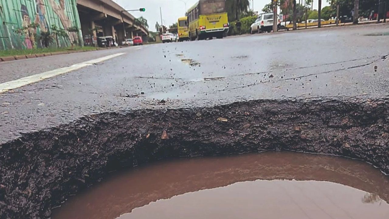 Alcaldía intensifica reparación de baches y habilita línea de WhatsApp para reportes