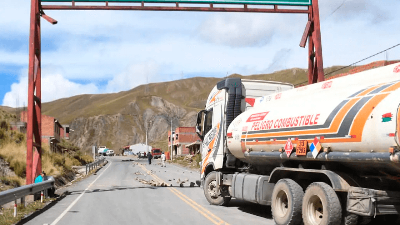 Bloqueos y desabastecimiento de combustible asfixian los viajes hacia Los Yungas desde la terminal de Minasa