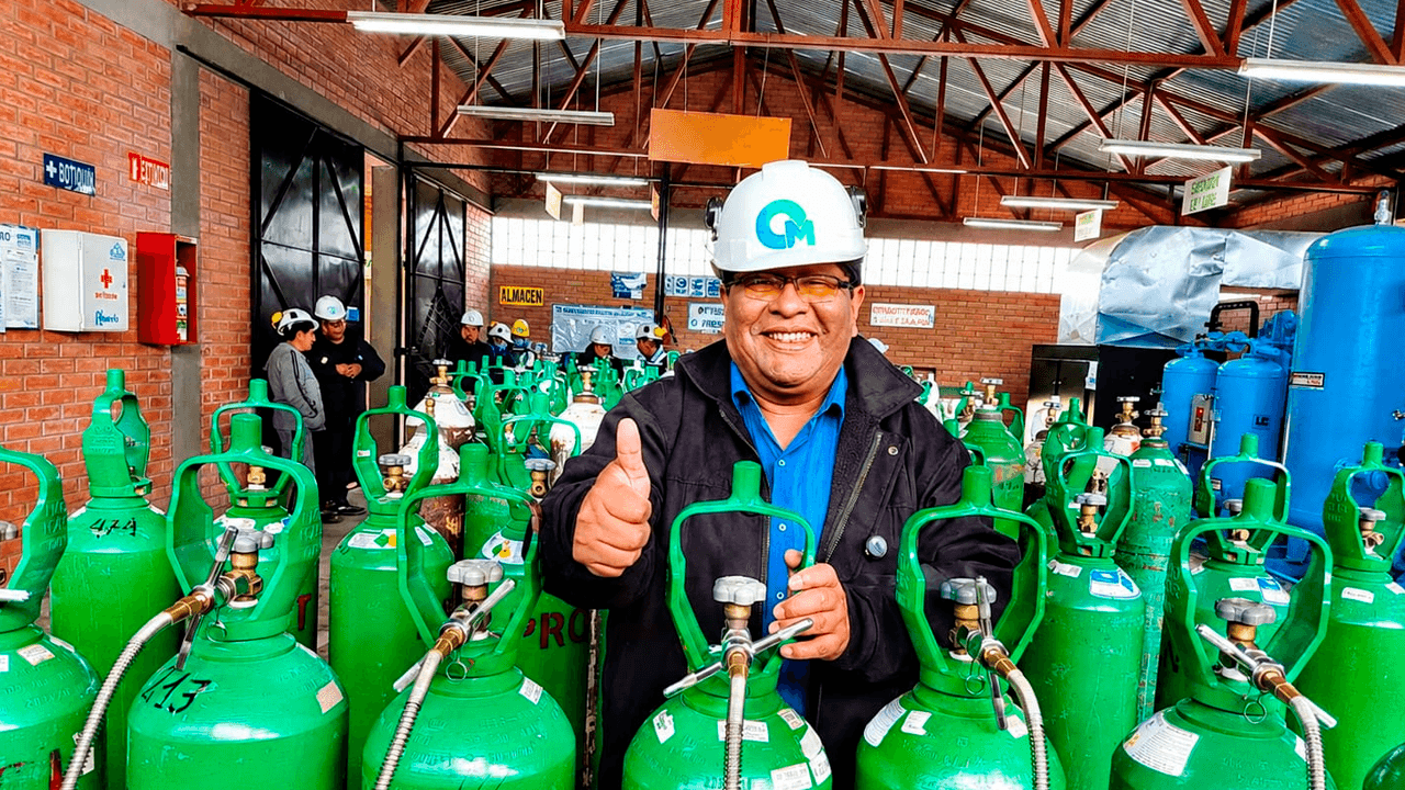 Alcalde de El Alto verifica y destaca la producción de 100 cilindros diarios en la Planta de Oxígeno Medicinal