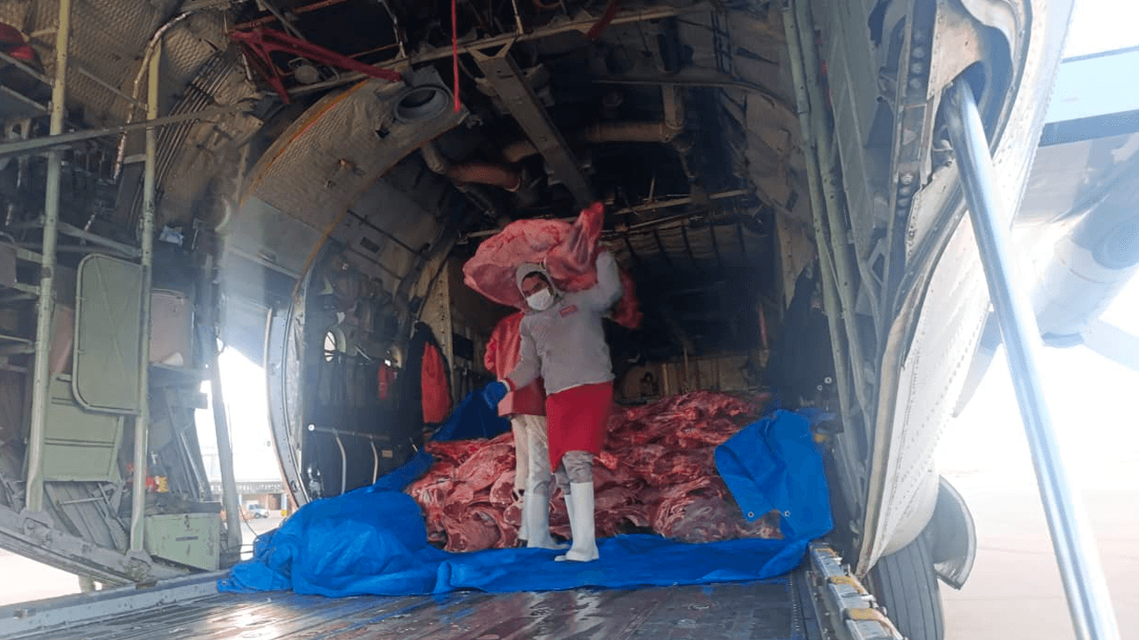 Llega avión Hércules de la FAB con cargamento de carne desde Santa Cruz para abastecer a Chuquisaca