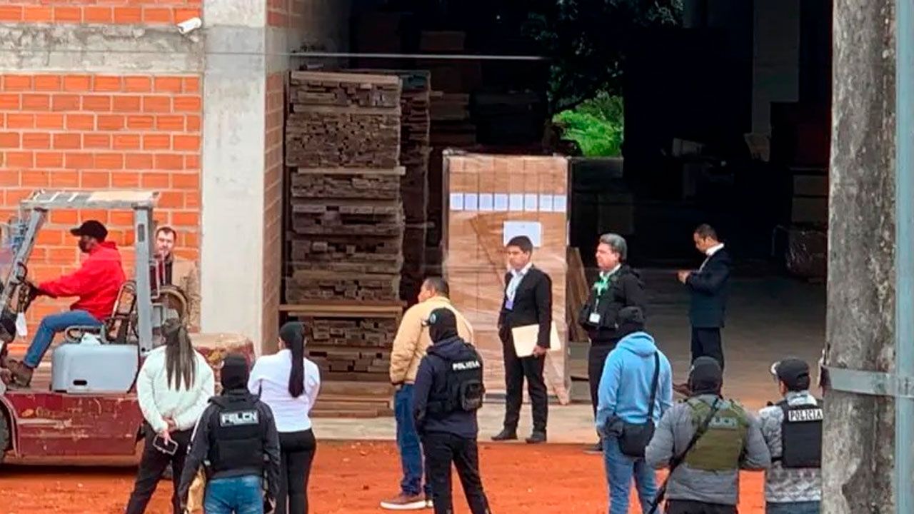 Caso ‘narcomaderas’: fiscalía toma muestras de madera en allanamiento a empresa del Parque Industrial