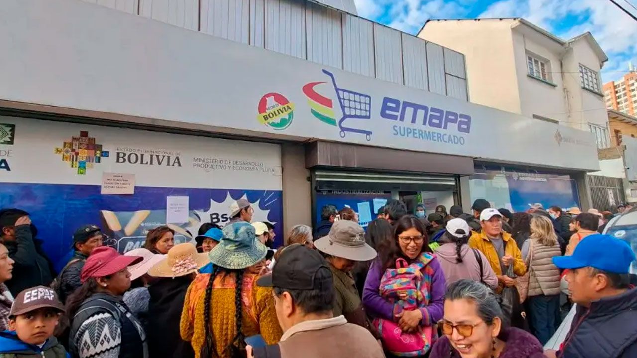 Filas en Emapa tras el inicio de la venta de pollo a Bs 18 el kilo en La Paz
