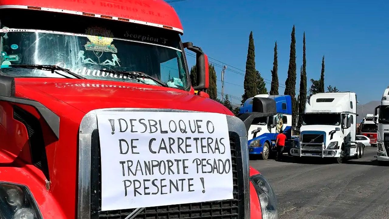 Transportistas varados en bloqueos denuncian condiciones críticas y piden ayuda