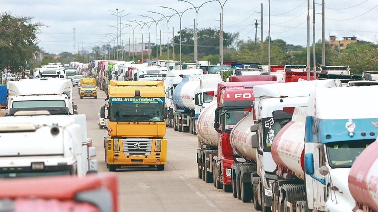 Más de 500 cisternas permanecen a la espera de descargar gasolina en Palmasola