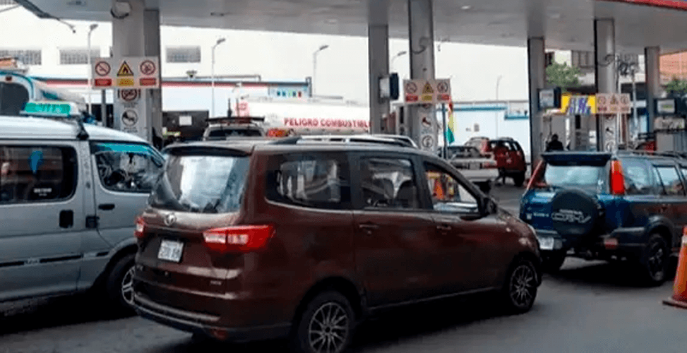 Vuelven las largas filas por gasolina en La Paz y Cochabamba