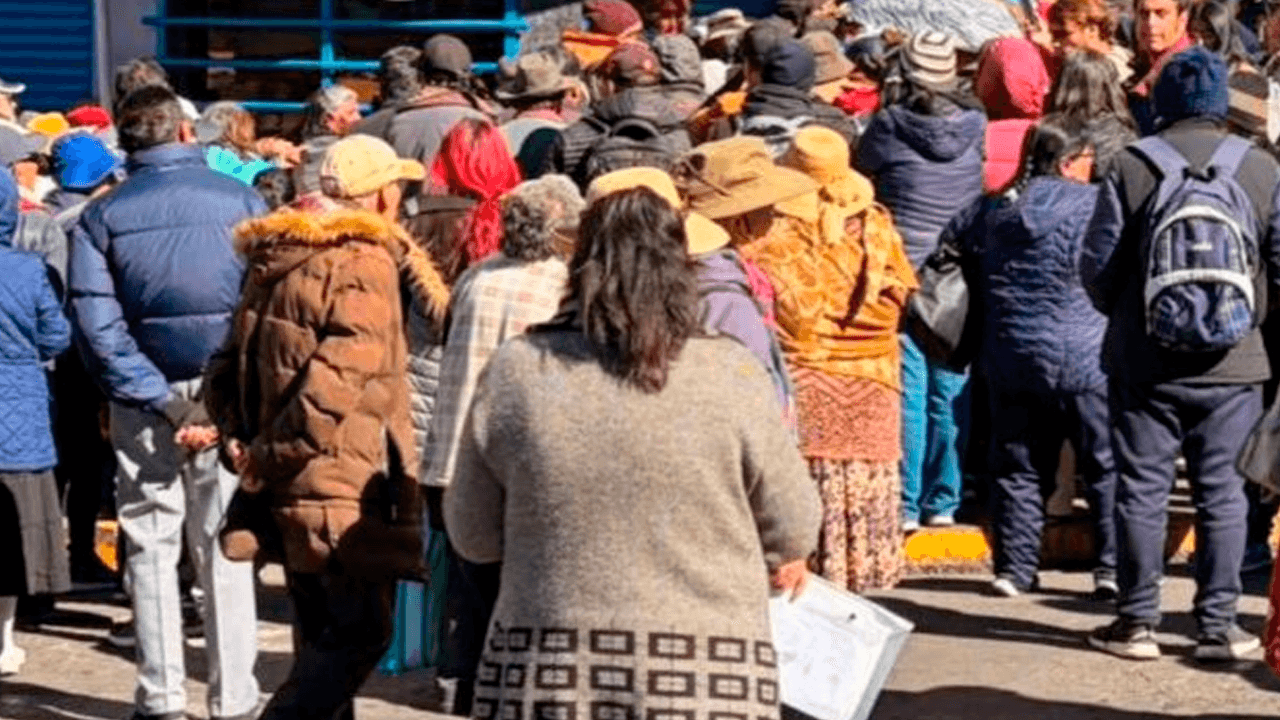 Caos por pollo a Bs 18 el kilo: Cierran agencia de Emapa en La Paz tras tensión y denuncias de revendedores 