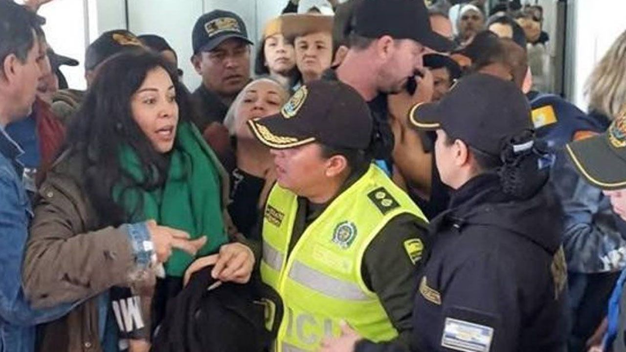Pasajeros increpan a activistas argentinos y rechazan su apoyo a las movilizaciones en Bolivia