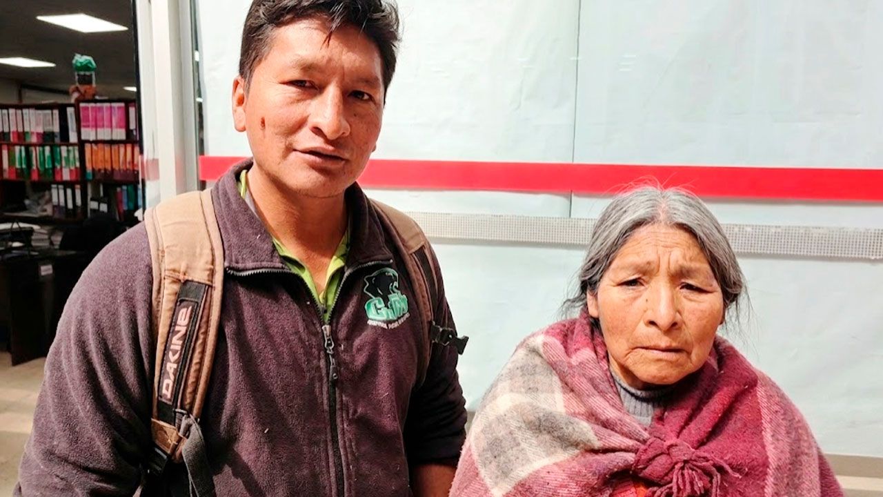 Adulta mayor con Alzheimer se reencuentra con su familia tras ser hallada en El Alto