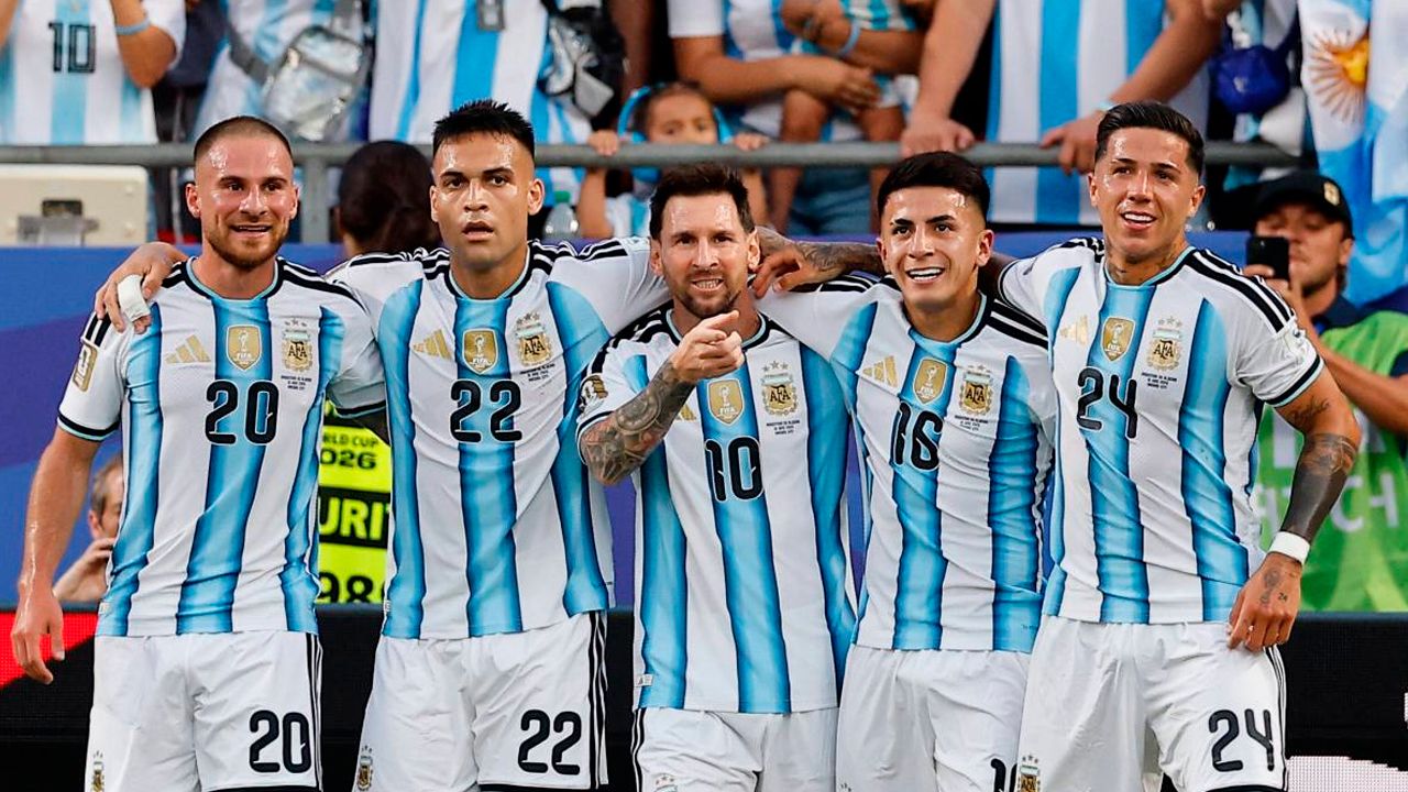 Messi firma un triplete y Argentina debuta con goleada ante Argelia