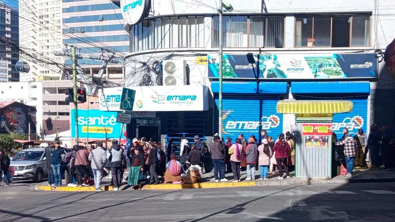 Emapa suspende la venta de pollo en agencias de La Paz y genera protestas de compradores
