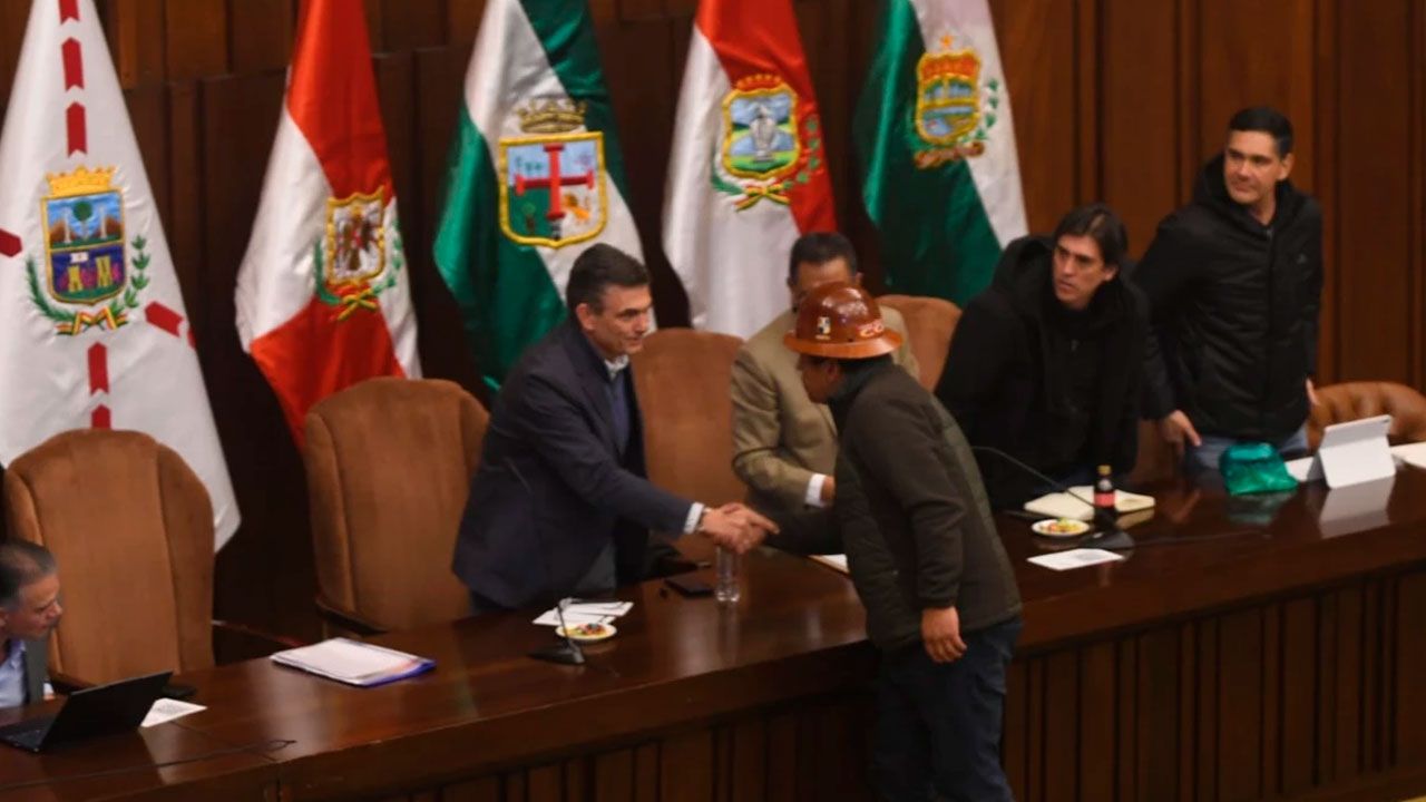 Gobierno y la COB ingresan a cuarto intermedio tras iniciar diálogo