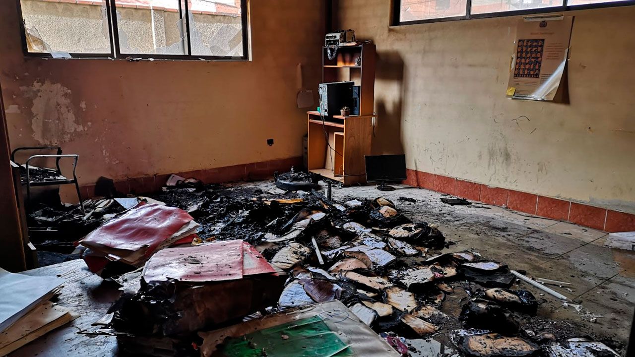 Vecinos denuncian quema de documentos y destrozos en la Subalcaldía del Distrito 8