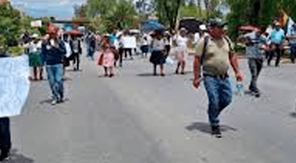 Avicultores y porcinocultores protestan por los bloqueos en Cochabamba 