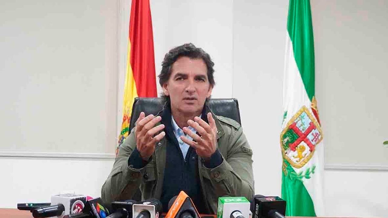 Alcalde cruceño prohíbe imágenes de autoridades en oficinas