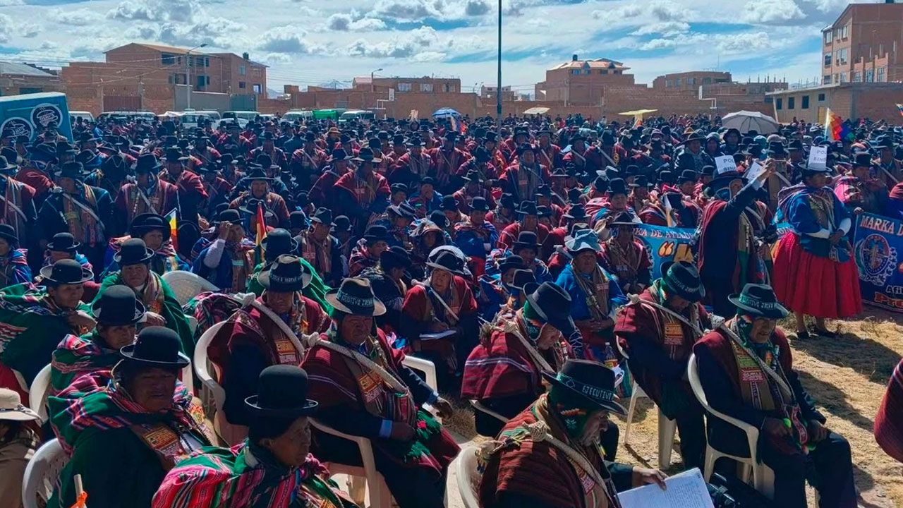 Cabildo de la provincia Ingavi termina en medio de incidentes y exige la renuncia de Rodrigo Paz