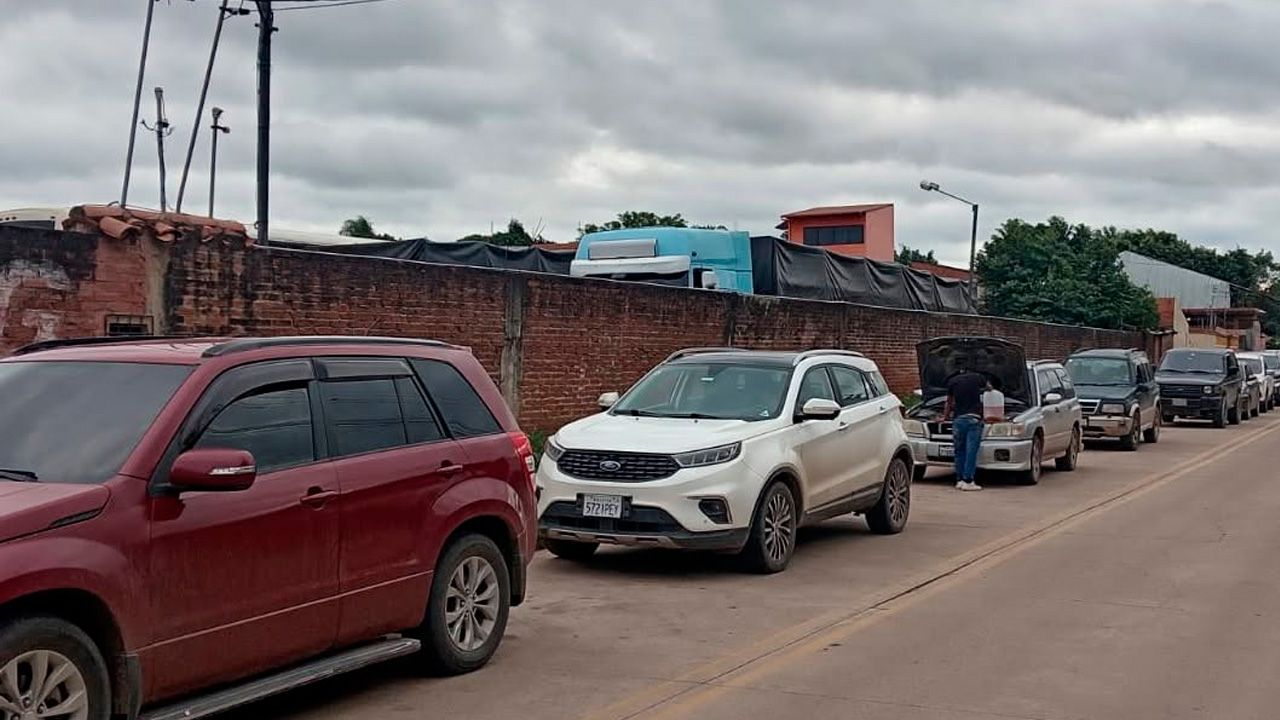 Filas por gasolina vuelven a crecer en Santa Cruz