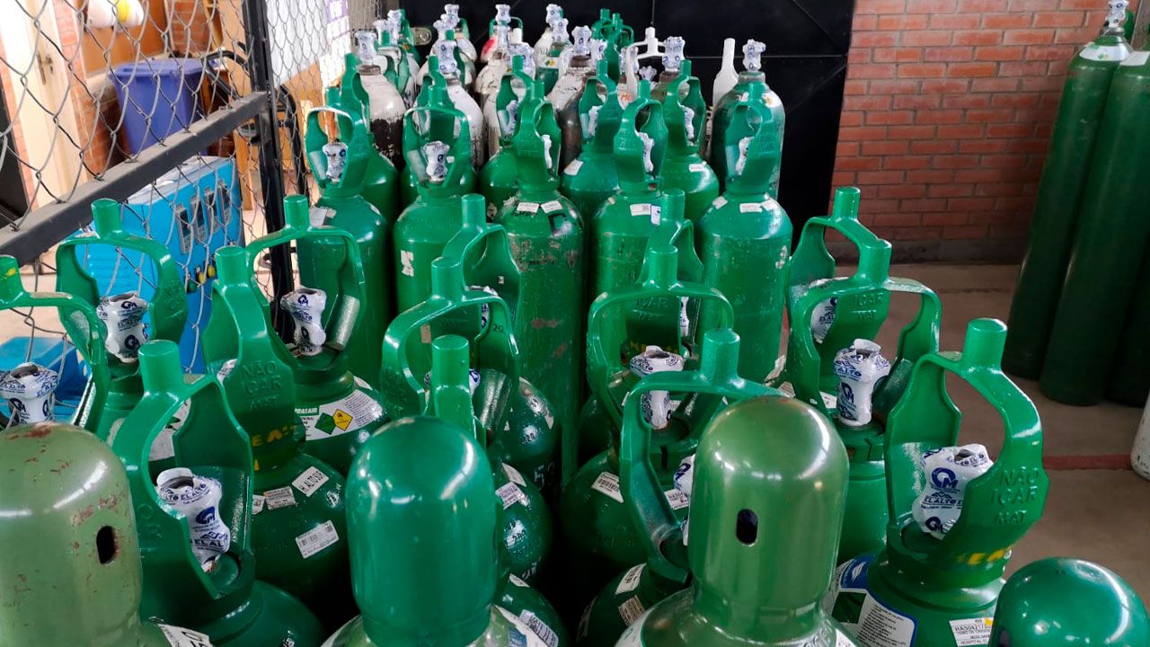 Planta de oxígeno de el alto recarga a diario cilindros para abastecer a hospitales