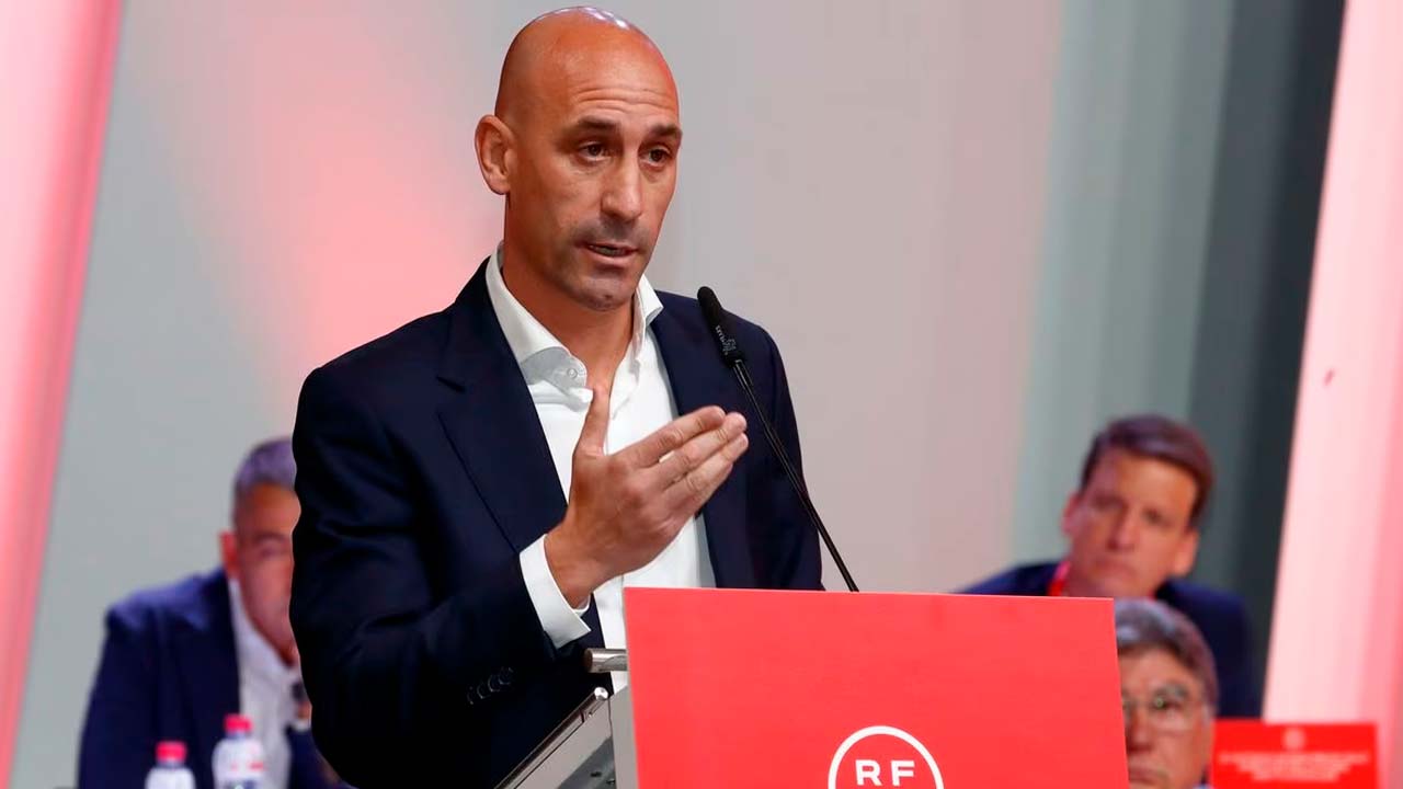 FIFA suspende provisionalmente a Luis Rubiales, presidente de la Federación Española de Fútbol, por incidente con jugadora