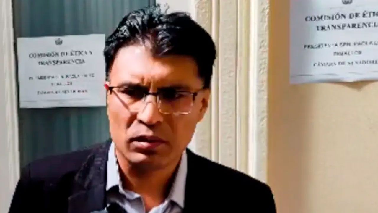 Piden su expulsión del Senado: admiten denuncia contra Nilton Condori por respaldar los bloqueos