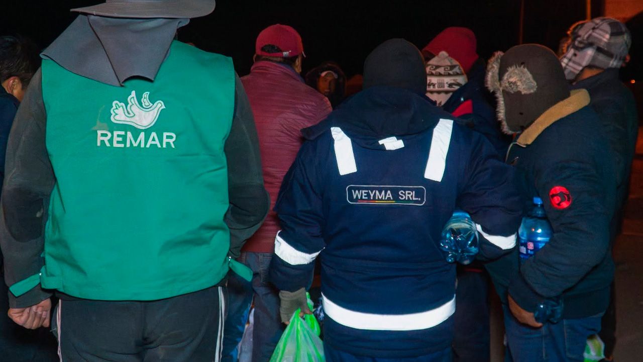 REMAR Bolivia brinda ayuda solidaria a camioneros bloqueados
