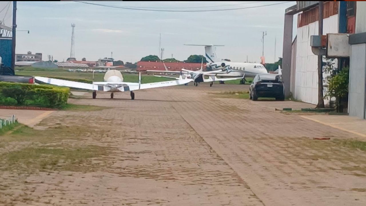 Pilotos se declaran en emergencia por falta de combustible de aviación