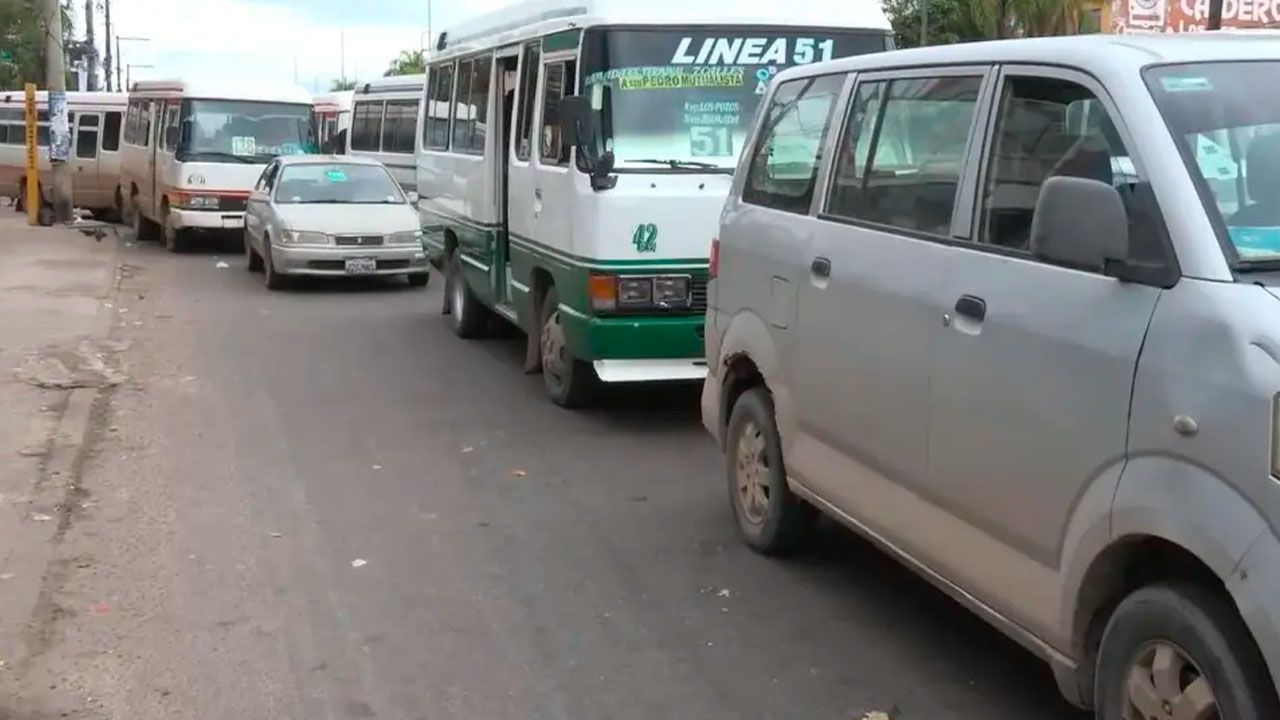 Servicio de transporte público en Santa Cruz se reduce en un 30% por falta de combustible