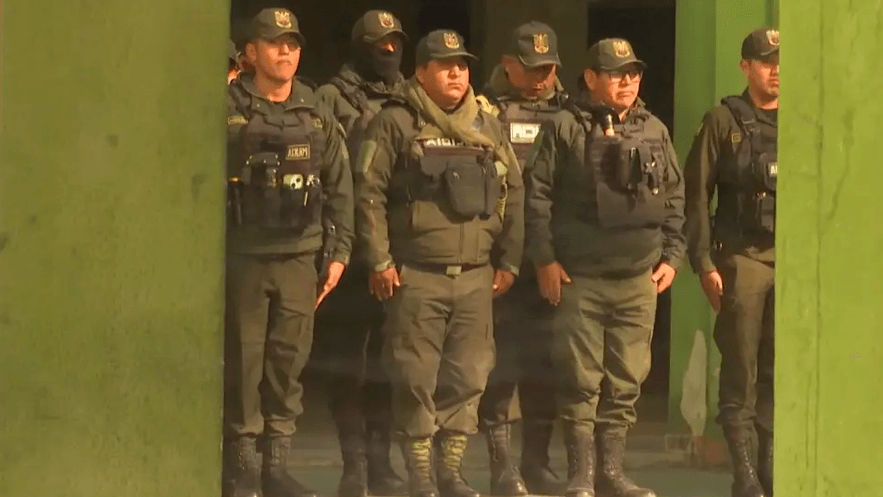 San Julián mantiene el punto de bloqueo pese al Estado de excepción; Policía se reúne en el Comando de Santa Cruz