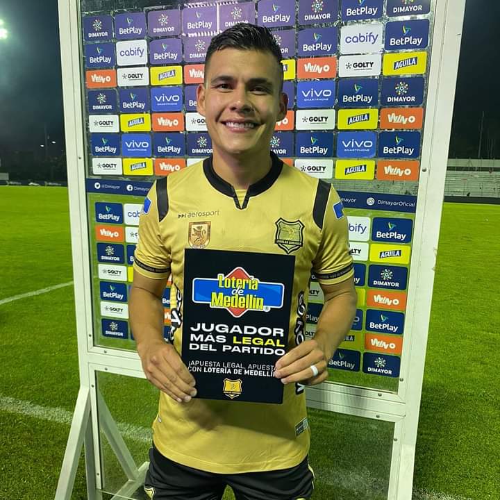 "Figura del partido" Moisés destaca en Colombia