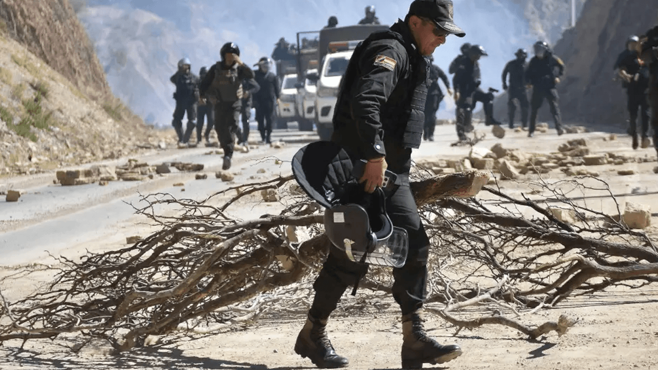  Policías y militares activan operativo para desbloquear la ruta Cochabamba  Oruro