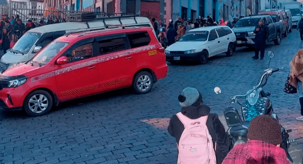 Persisten las filas por combustible en La Paz y El Alto pese al despacho de YPFB