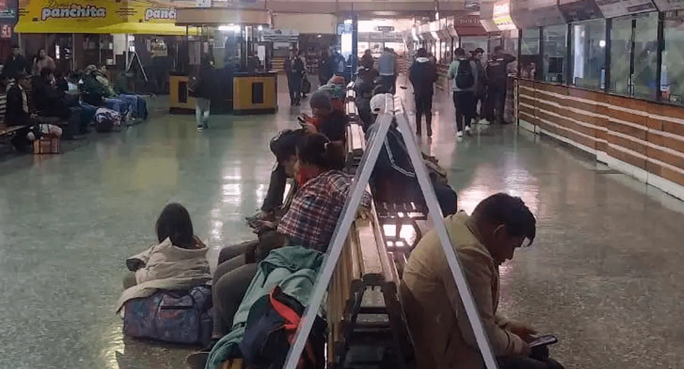 Suspenden viajes de Cochabamba a Santa Cruz por derrumbes y colapso de una plataforma