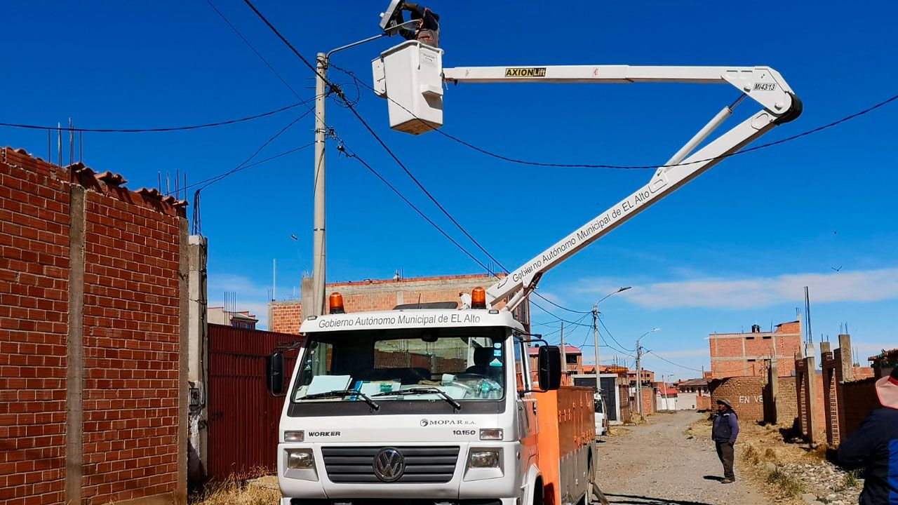 Reparan luminarias en la zona Juana Azurduy del distrito 4 para fortalecer la seguridad ciudadana